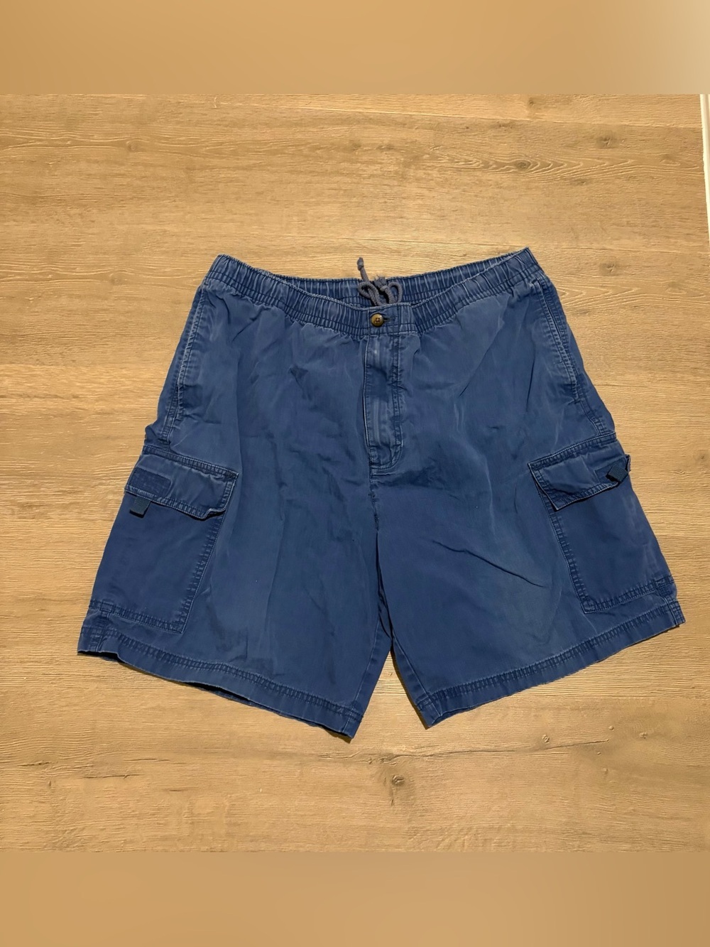 Relaxed Fit Men's Cargo Shorts in Deep Blue